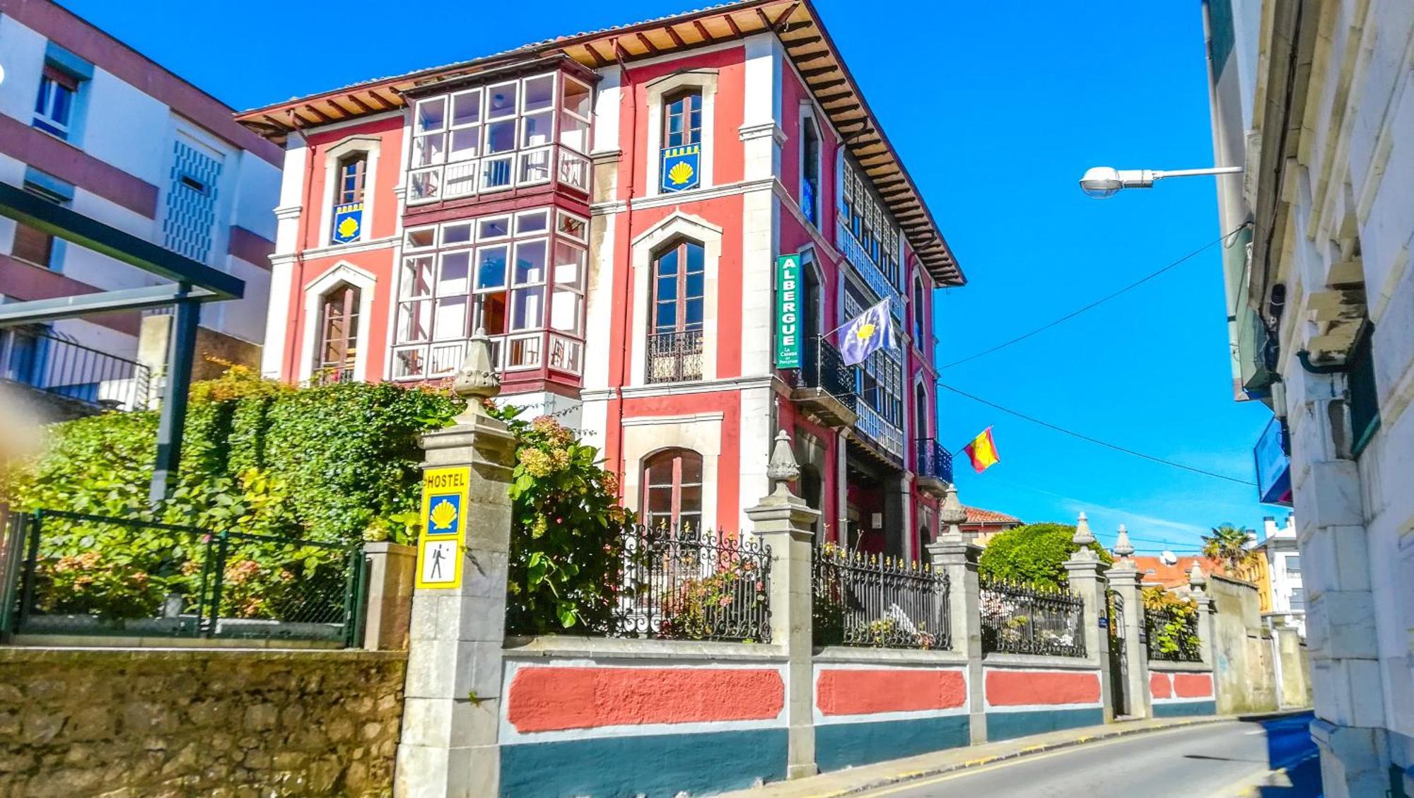 Albergue La Casona Del Peregrino 利亚内斯 外观 照片